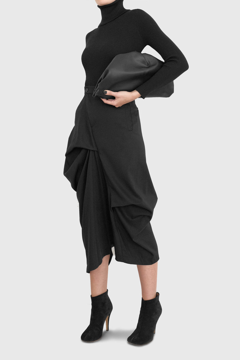 Model holds Kate Leather Baguette Clutch Bag - ИOKO - nokoclub.com