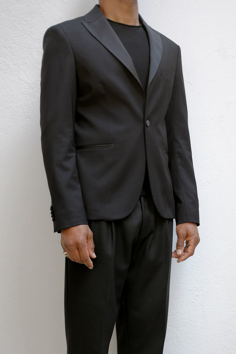 SILVIO Tuxedo jacket close up - ИOKO - nokoclub.com
